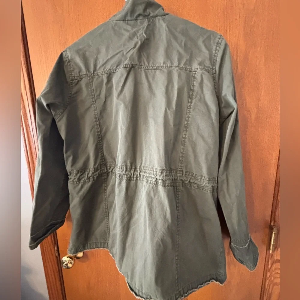 CHARLOTTE RUSSE women's army green jacket‎ Full zip w/snaps Large Raw Hem